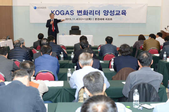 이승훈 한국가스공사 사장이 지난 4일 한국가스공사 변화리더 양성교육에서 임직원 대상 특강을 벌였다. <한국가스공사 제공>